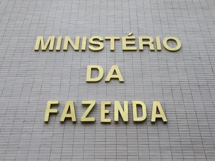 Crise Fiscal no Brasil: Um Desafio Complexo e as Soluções Possíveis